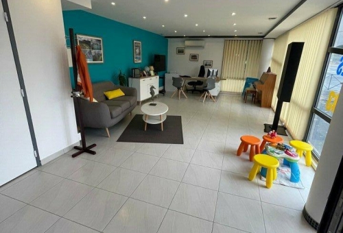 A vendre local commercial - bureau de 45m² environ au pied du tram, sur axe très passant, avec très belle visibilité.