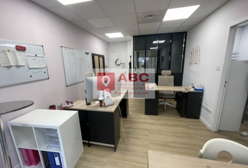 BUREAUX A LOUER OU A VENDRE A MAUGUIO 