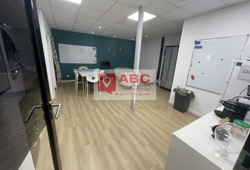 BUREAUX A LOUER OU A VENDRE A MAUGUIO 