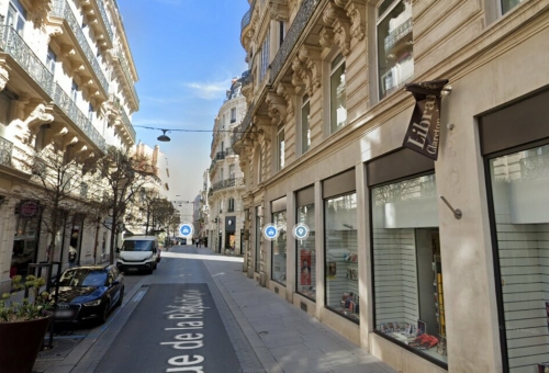 SPECIAL INVESTISSEUR   LOCAL COMMERCIAL 1 ER LIGNE   A VENDRE A BEZIERS