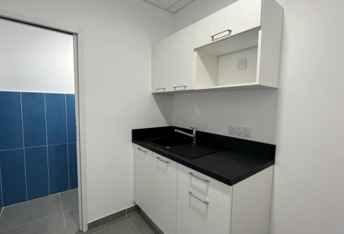 A LOUER A MAUGUIO BUREAUX NEUFS 