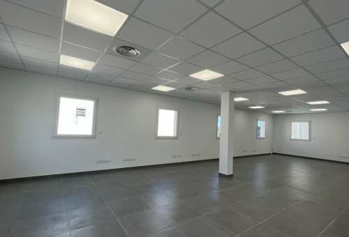 A LOUER A MAUGUIO BUREAUX NEUFS 