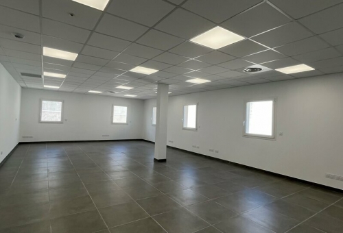 A LOUER A MAUGUIO BUREAUX NEUFS 